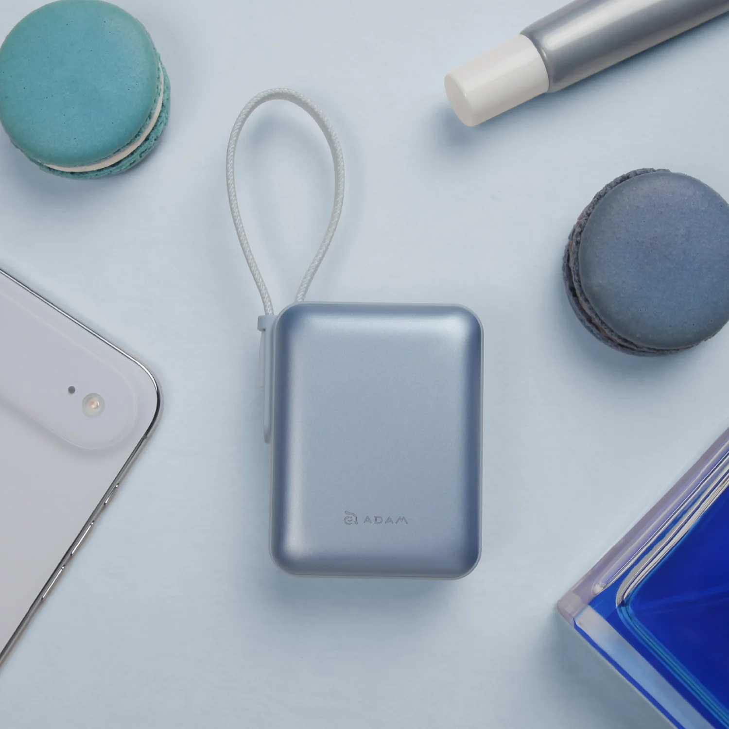 ADAM elements VIONTA Q 10 000 mAh kompakt powerbank beépített kábellel - kék
