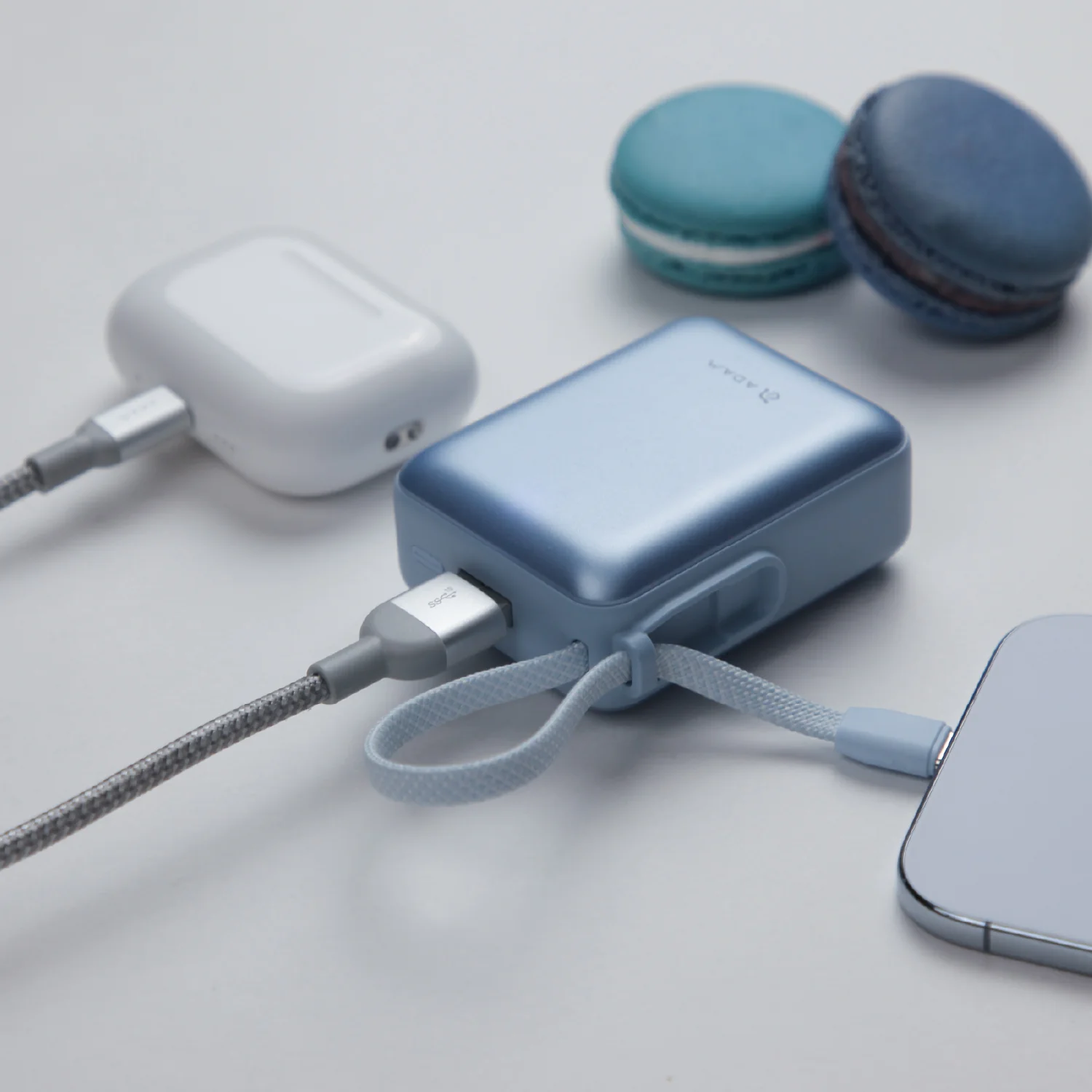 ADAM elements VIONTA Q 10 000 mAh kompakt powerbank beépített kábellel - kék