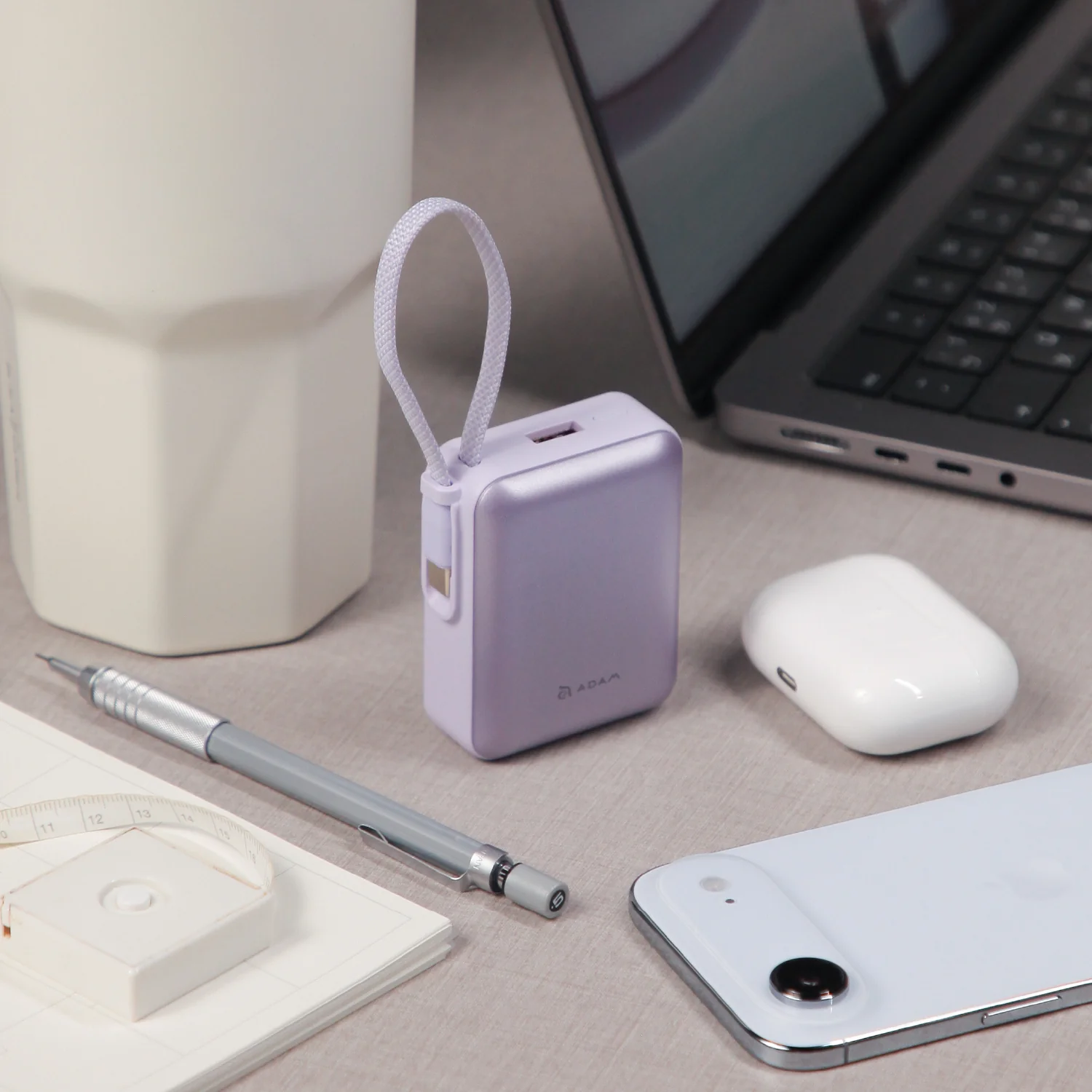 ADAM elements VIONTA Q 10 000 mAh kompakt powerbank beépített kábellel - lila