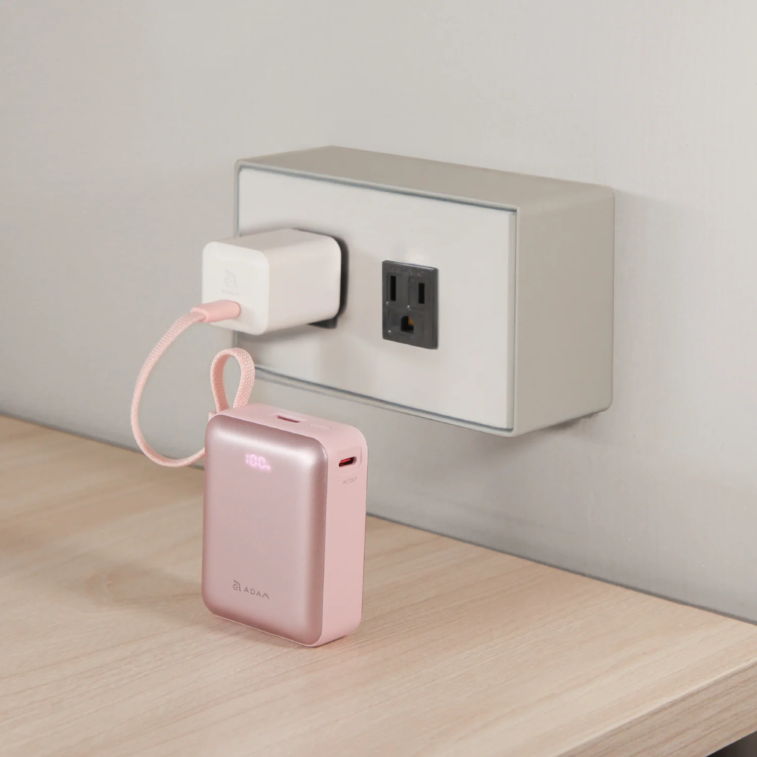 ADAM elements VIONTA Q 10 000 mAh kompakt powerbank beépített kábellel - rózsaszín