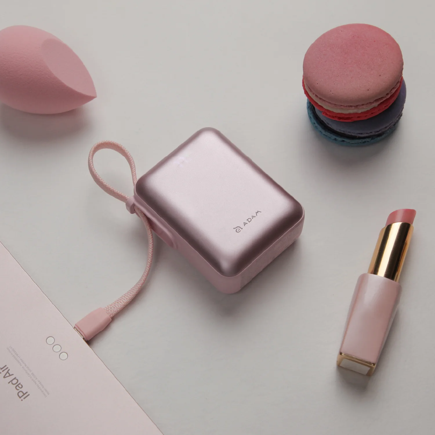 ADAM elements VIONTA Q 10 000 mAh kompakt powerbank beépített kábellel – Egyszerre három eszköz