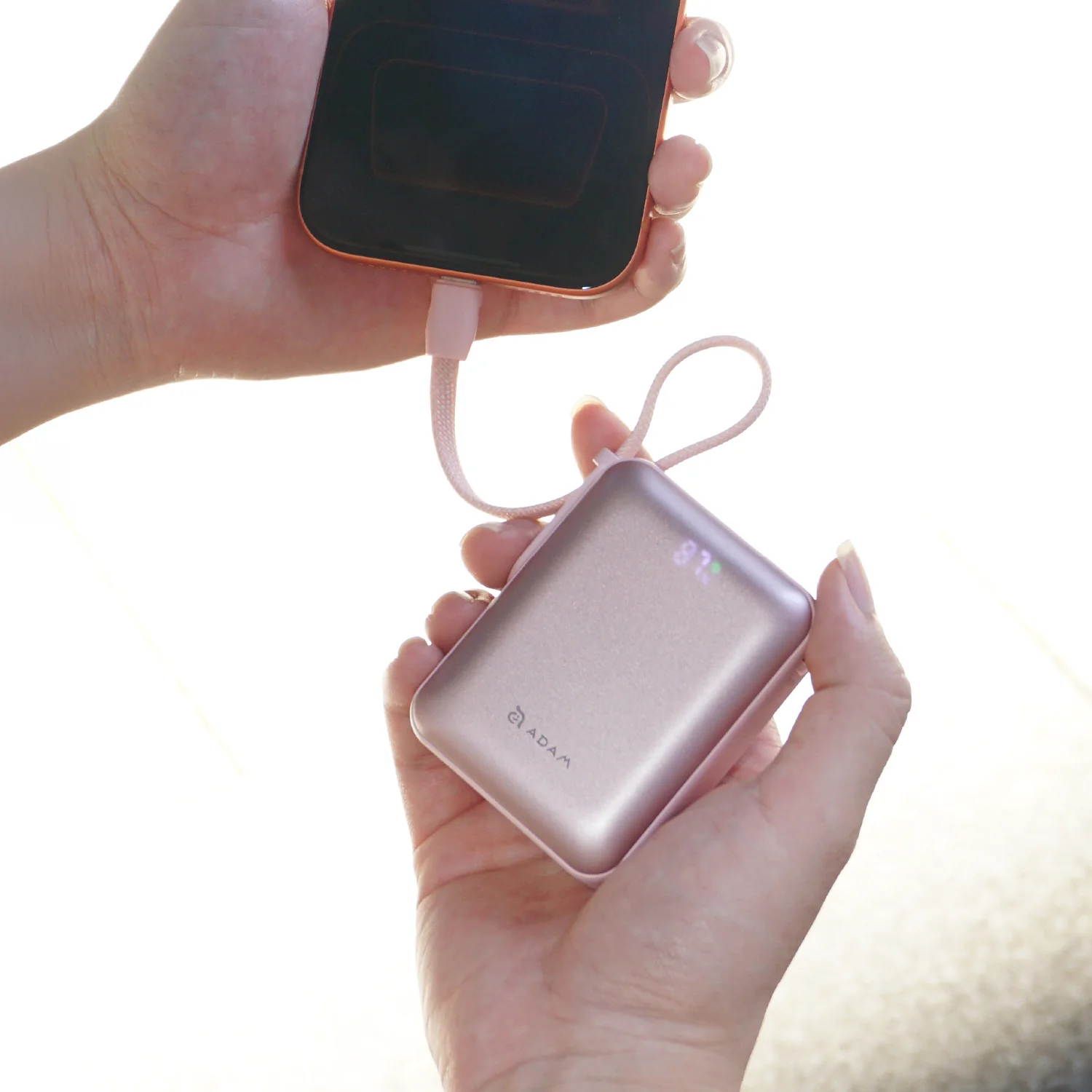 ADAM elements VIONTA Q 10 000 mAh kompakt powerbank beépített kábellel - rózsaszín