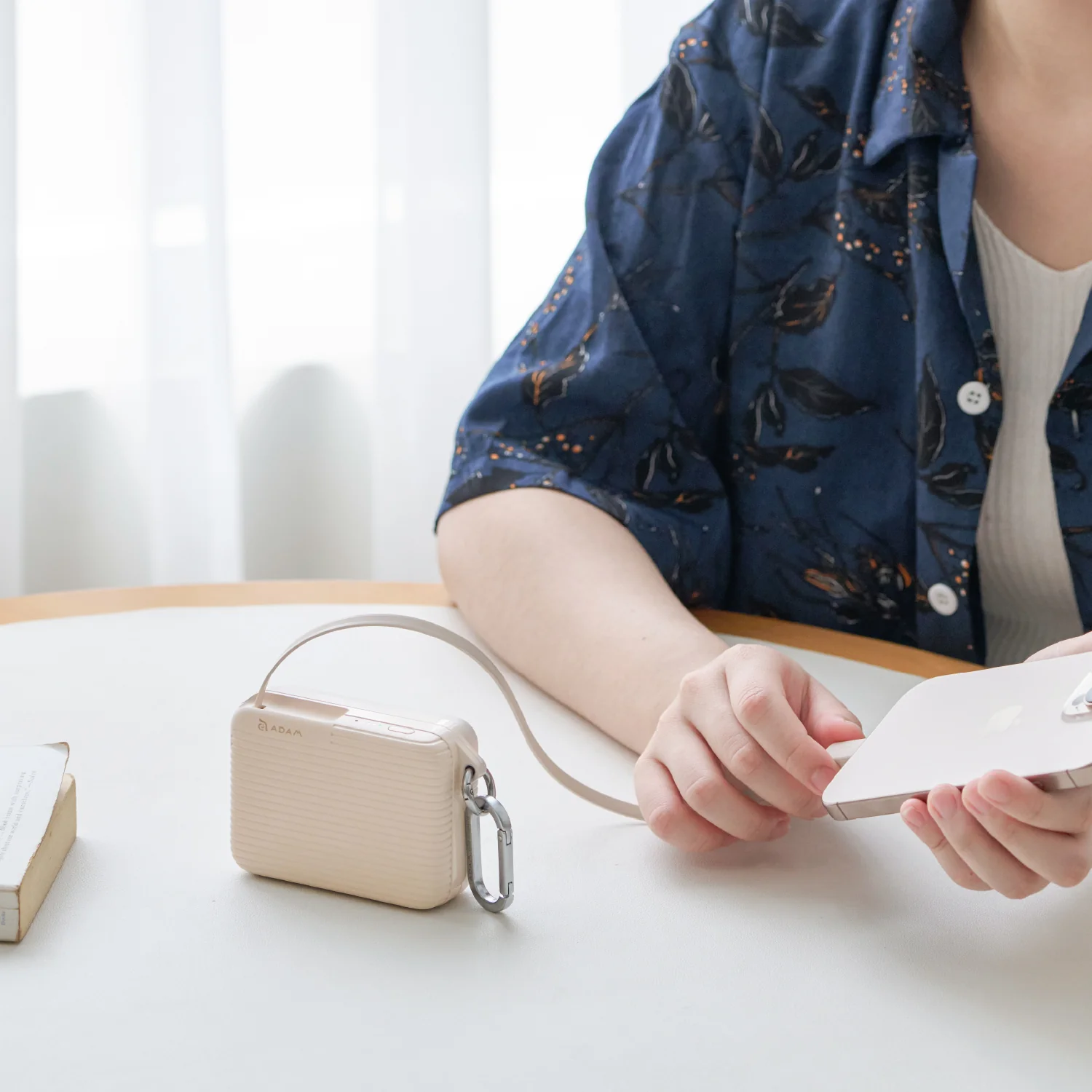 ADAM elements VIONTA T1S 10000mAh solid state-akkumulátoros powerbank beépített kábellel - tejeskávé