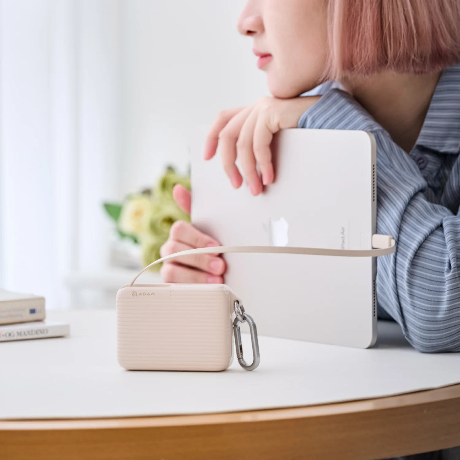 ADAM elements VIONTA T1S 10000mAh solid state-akkumulátoros powerbank beépített kábellel - tejeskávé