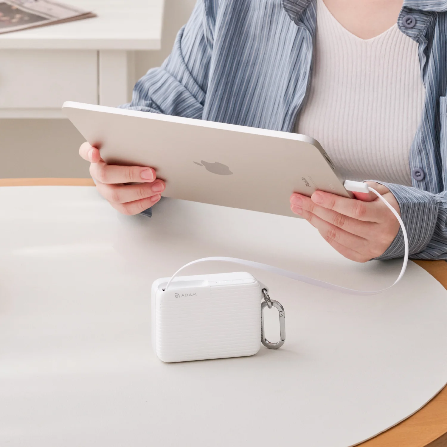 ADAM elements VIONTA T1S 30W 10 000 mAh solid-state powerbank beépített kábellel – Asztalon, úton, bárhol