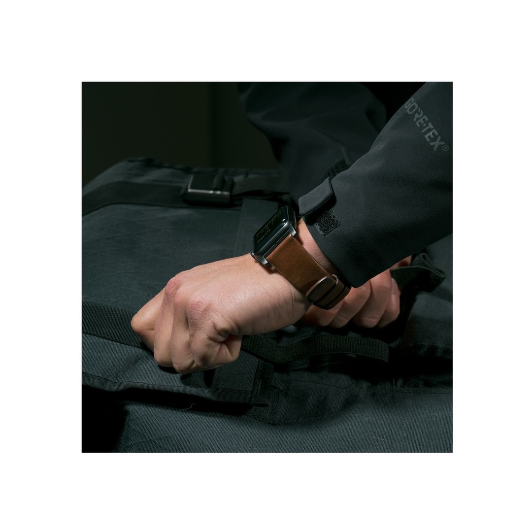 NOMAD Apple Watch 42/44/45/49mm barna bőrszíj fekete csattal