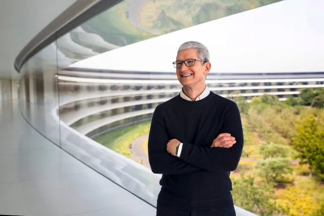 Tim Cook portréja az Apple Parkban, Cupertino