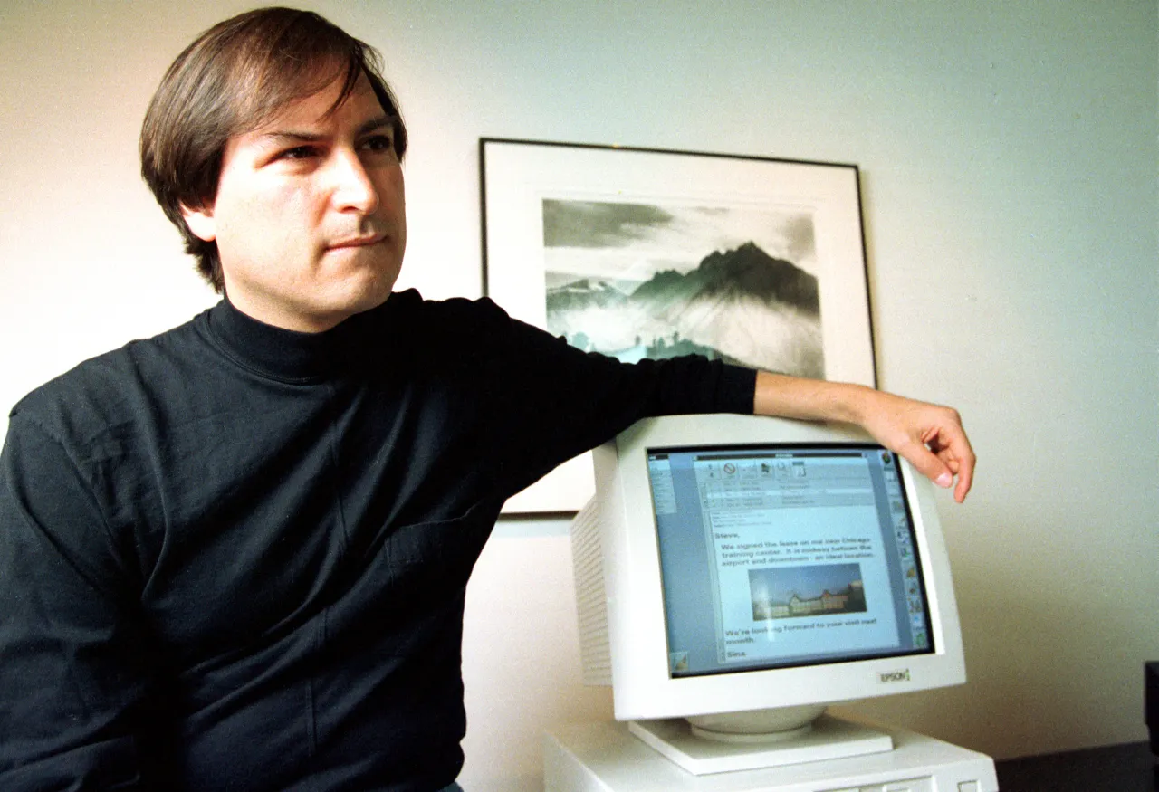 Steve Jobs egy NeXt számítógép mellett