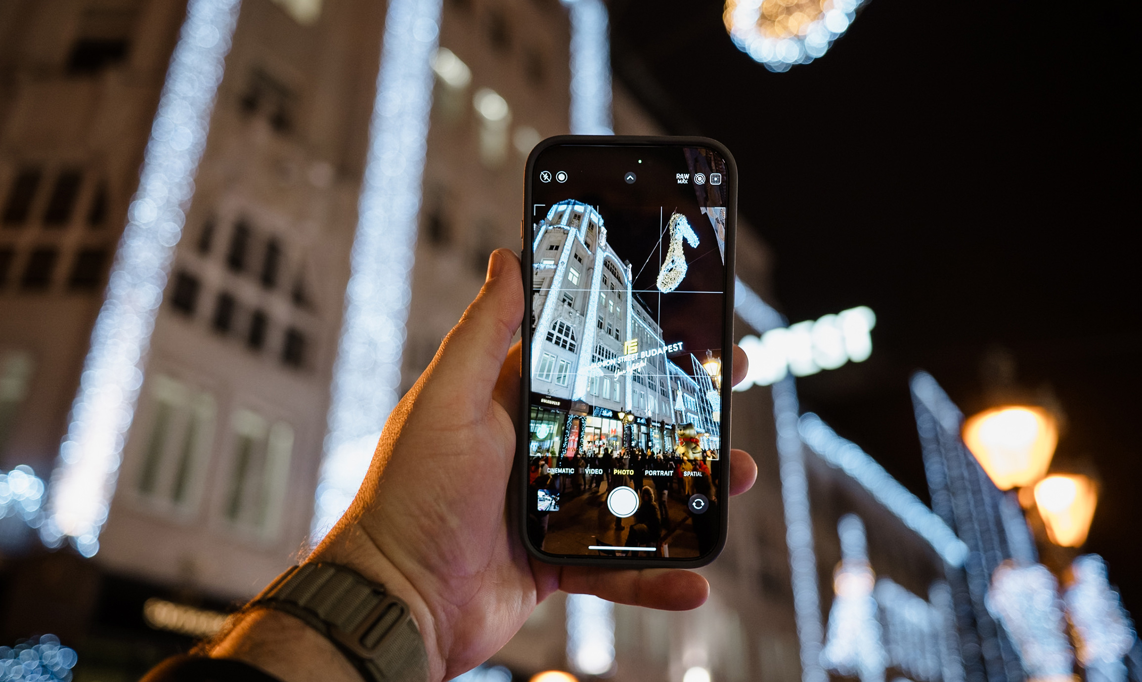 A budapesti vásárló utca fényei iPhone-nal fotózva