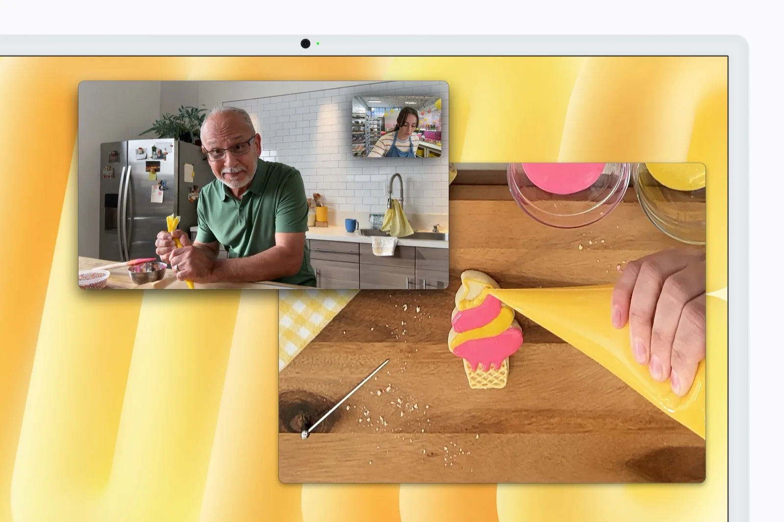 FaceTime-hívás a sárga iMacen, mellette a Desk View felülnézeti képe