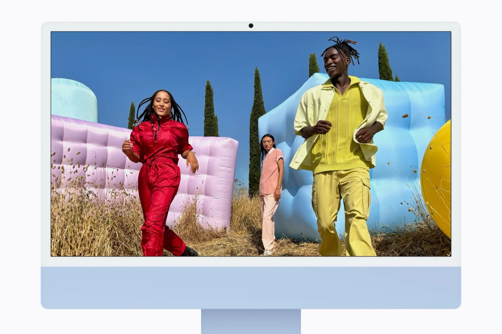 Táncoló pár színes fotója a kék iMac 4,5K Retina kijelzőjén