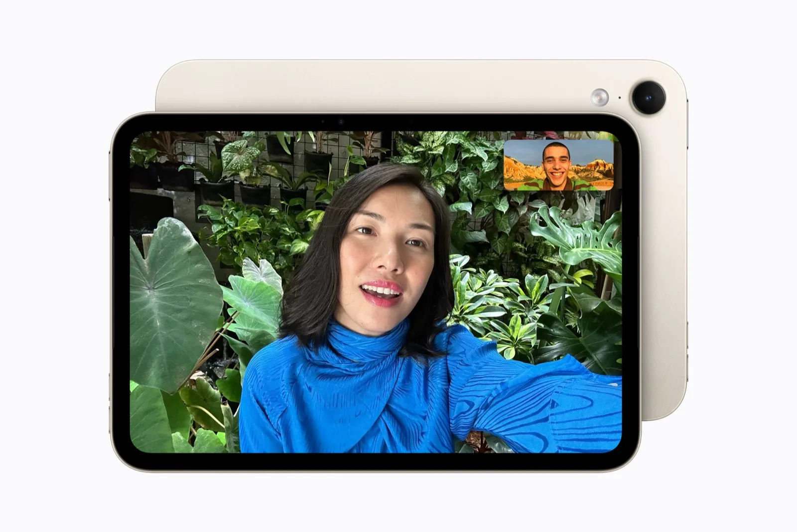 FaceTime-videóhívás fekvő helyzetű iPad minin, a hosszanti oldalon elhelyezett elülső kamerával
