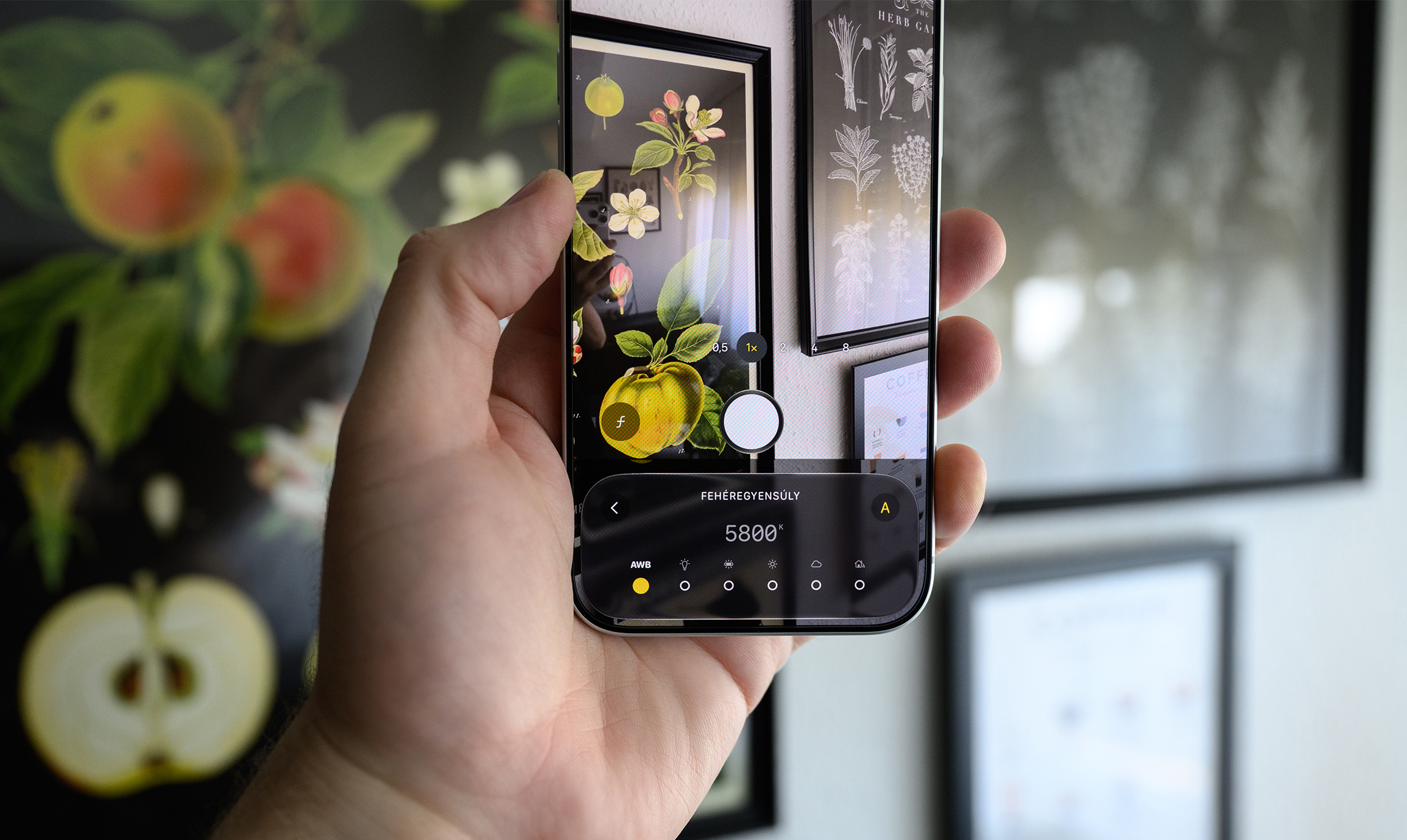 Javított fehéregyensúly használat az iPhone 18 Pro kamerarendszerében 