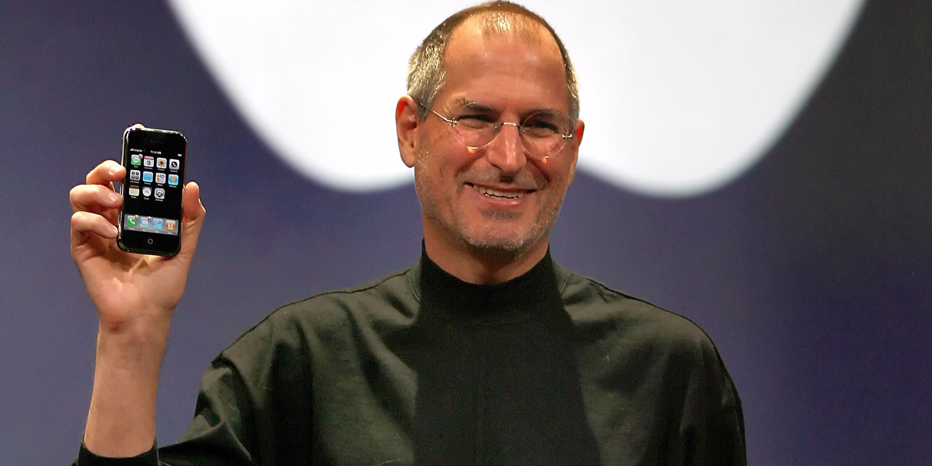 Steve Jobs az első iPhone modellel a kezében, 2007